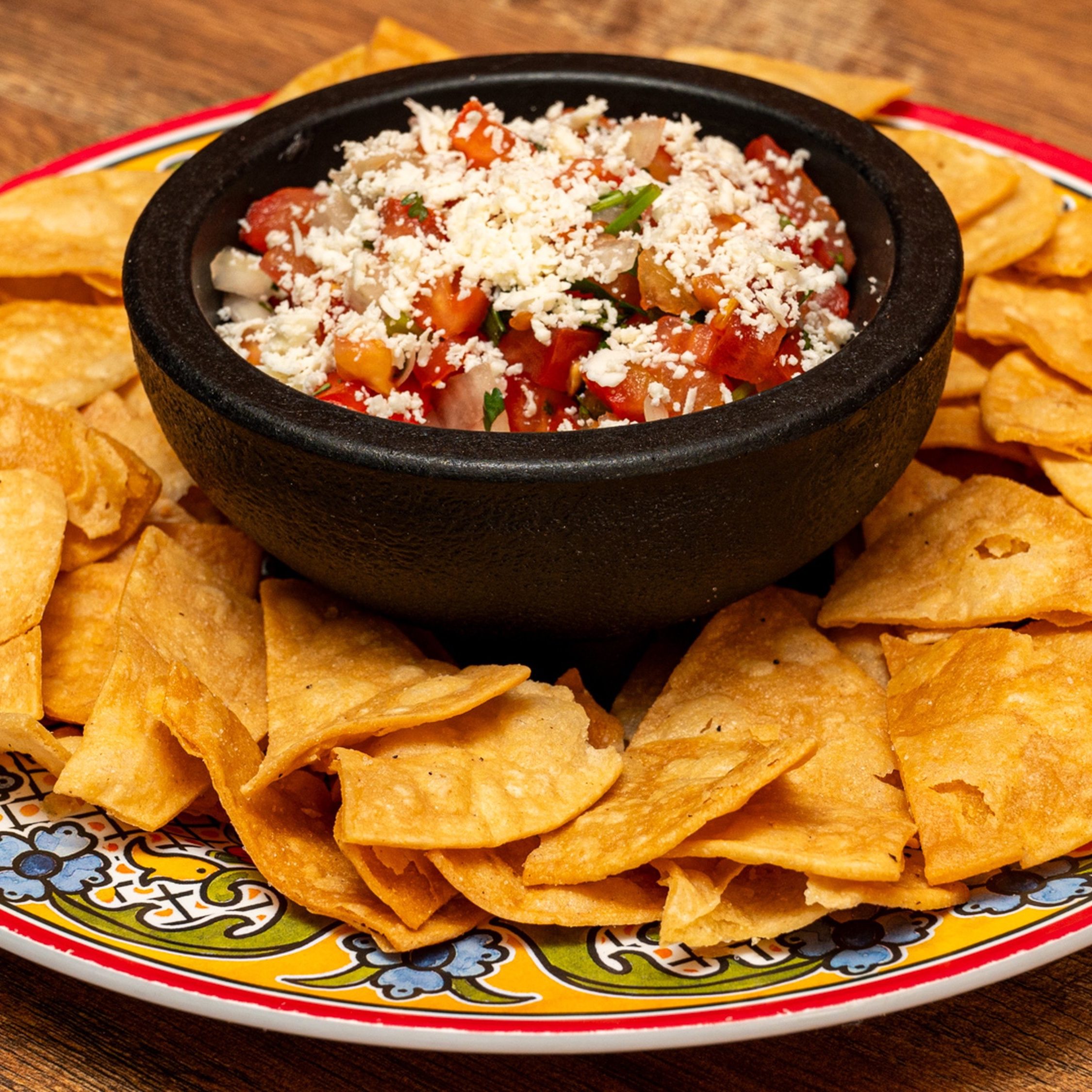 Chips & pico de gallo.